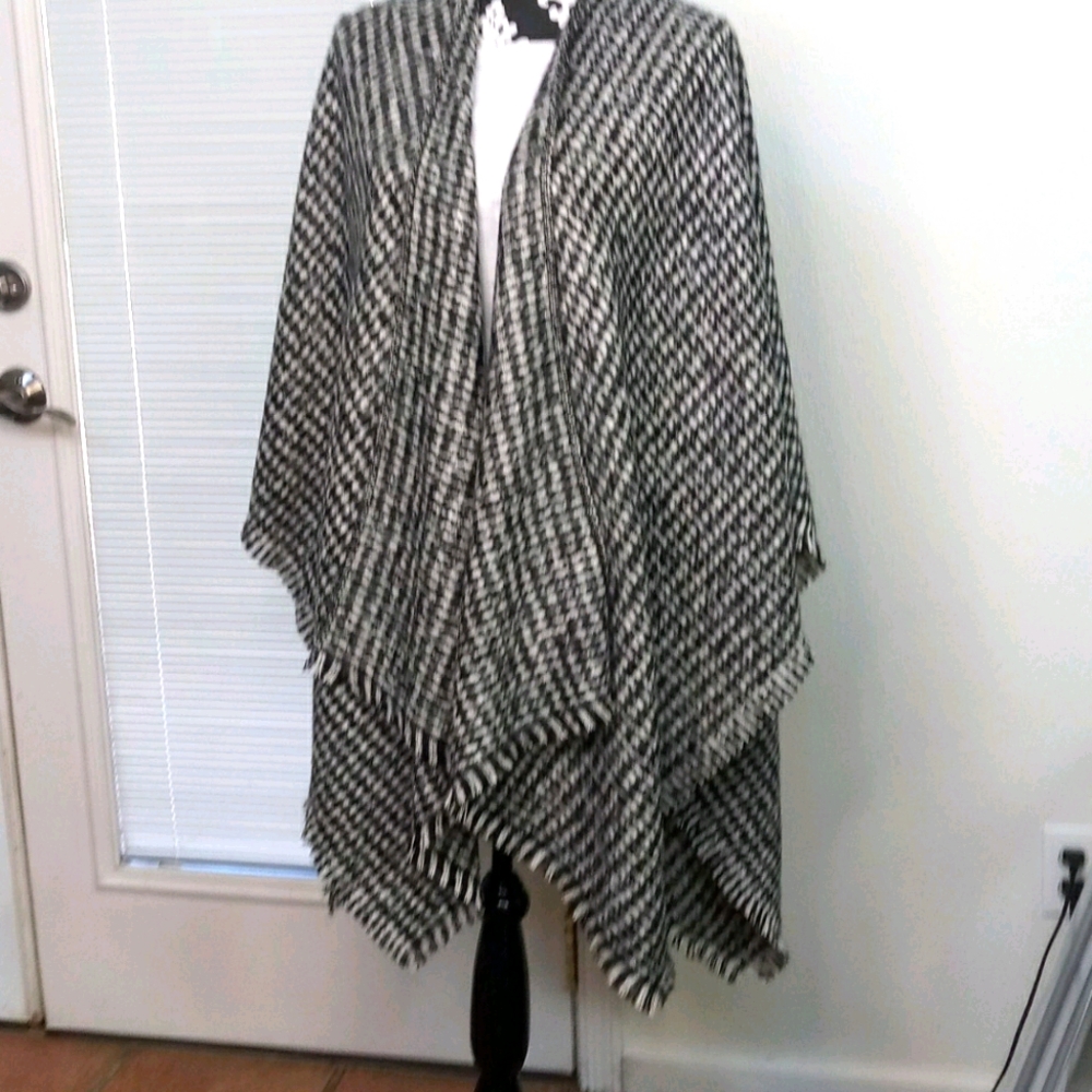 Fraas Houndstooth Wrap